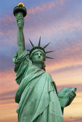 Statue of Liberty holding torch and tablet against a colorful sky for Tomax TOM100-192