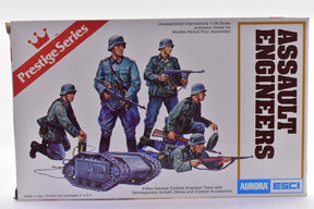 Scale model kit: 5-man German combat engineer team with tank and gear for ESCI 6303