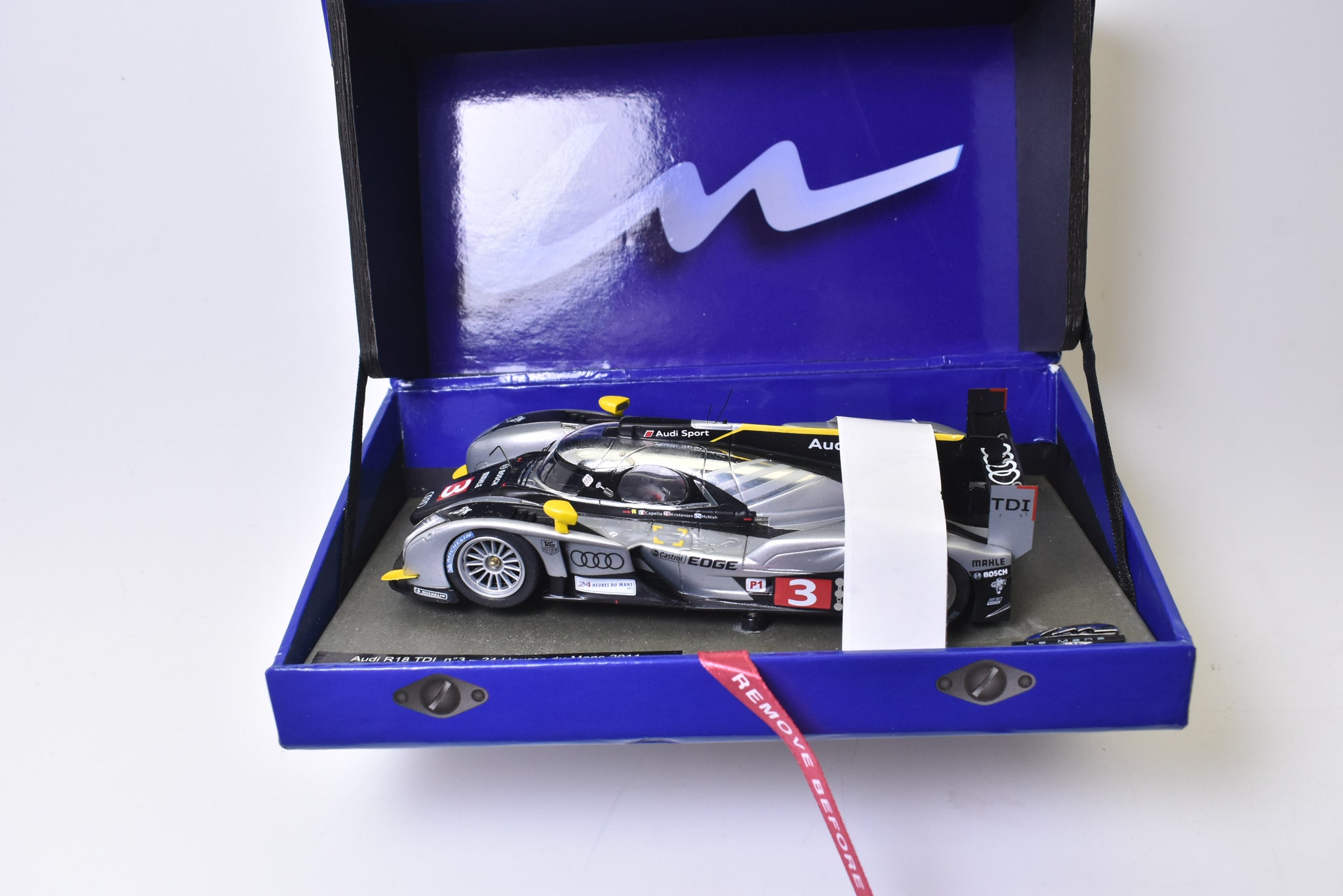 1/32スロットカー アウディR18 2011ルマン優勝車 限定BOX-