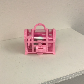 Pink toy jewelry box with handle, containing small accessories for IMEX-Toys 88331TY