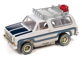 White and blue off-road scale model with roof rack and red container for Auto World SC388